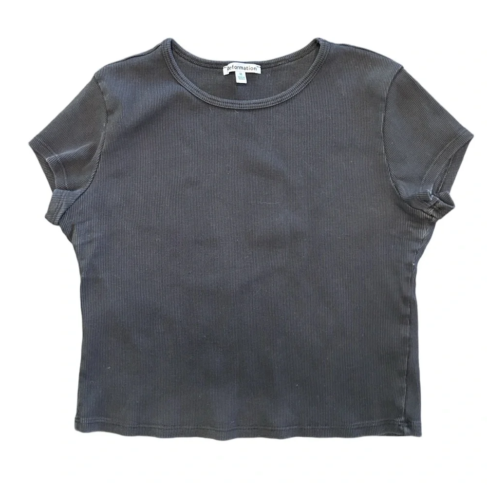 SOLD ****Reformation simple plain black short sleeve ribbed cropped top M - Picture 5 of 10